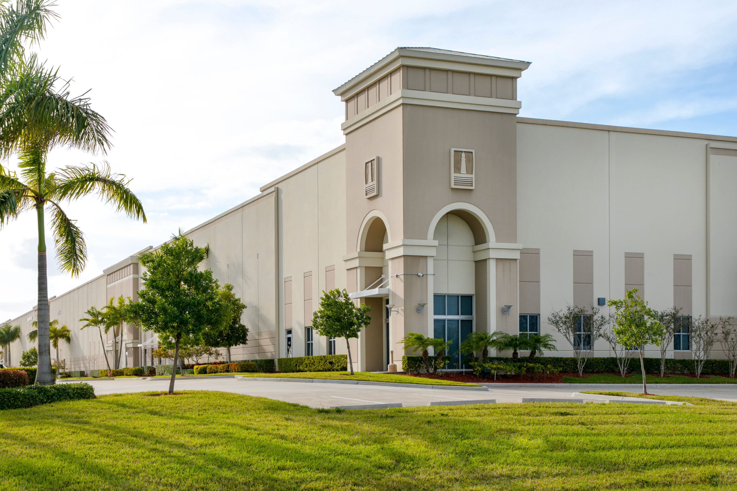 New,Commercial,Building,In,Construction,In,Warehouse,Area,In,Miami